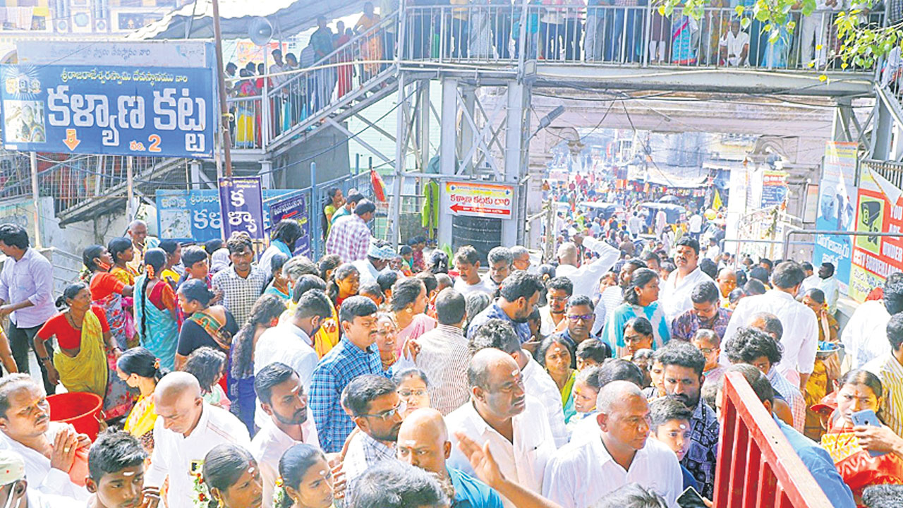 రాజన్న సన్నిధిలో ‘న్యూఇయర్‌’ సందడి