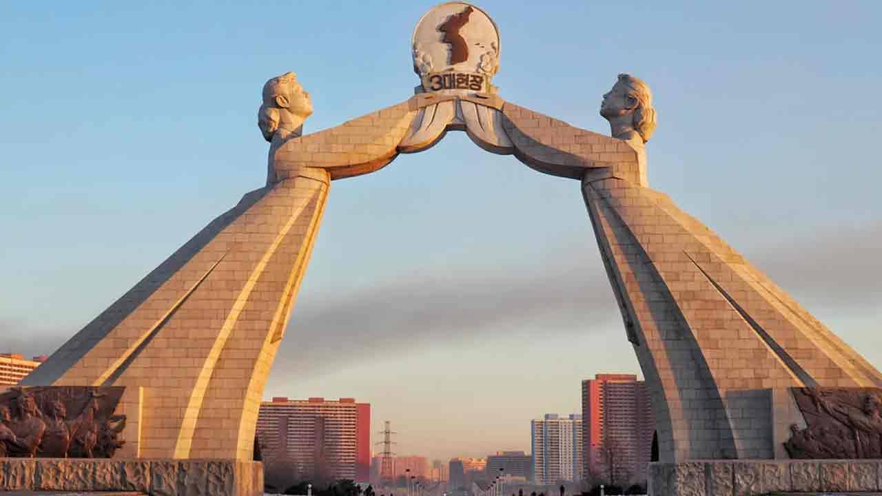 Kim Jong Un: ద‌క్షిణ కొరియా నెంబ‌ర్ వ‌న్ శ‌త్రుదేశం.. ఆ స్థూపాన్ని కూల్చేయండి:  కిమ్‌