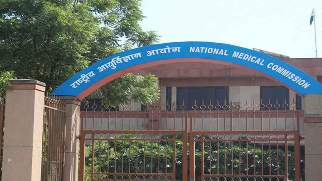 వైద్య కళాశాలల్లో సీట్‌ లీవింగ్‌ బాండ్‌ పాలసీ వద్దు