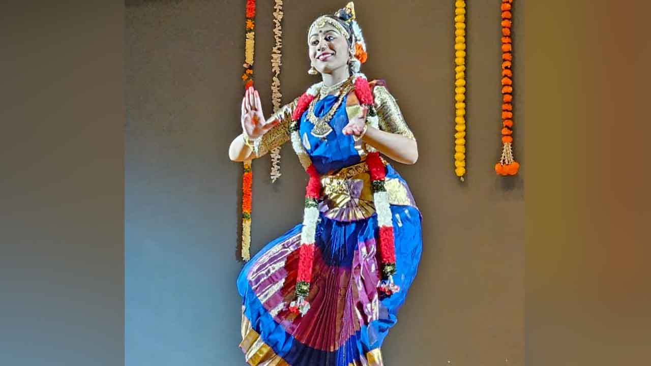 NRI | అలరించిన నారాయణి గాయత్రి నృత్య ప్రదర్శన