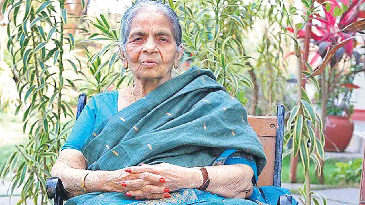 పరకాల ప్రభాకర్‌కు మాతృవియోగం