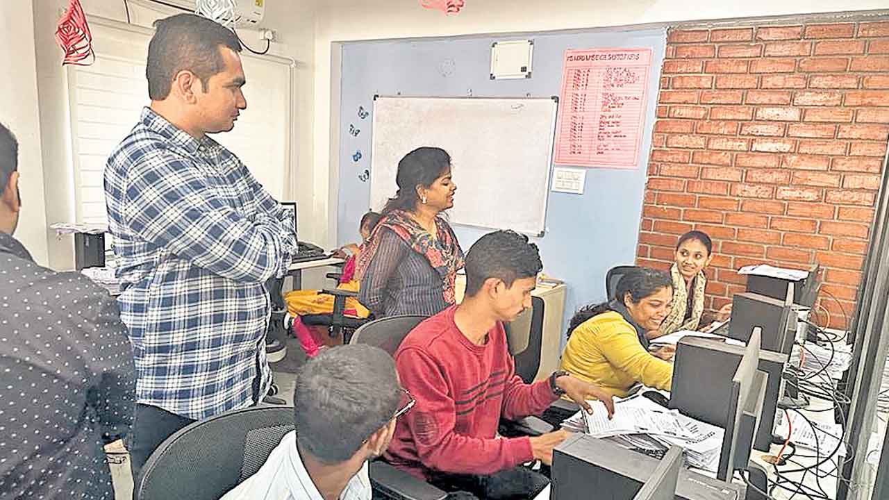 ఆన్‌లైన్‌ నమోదుకు ఆపరేటర్ల కొరత