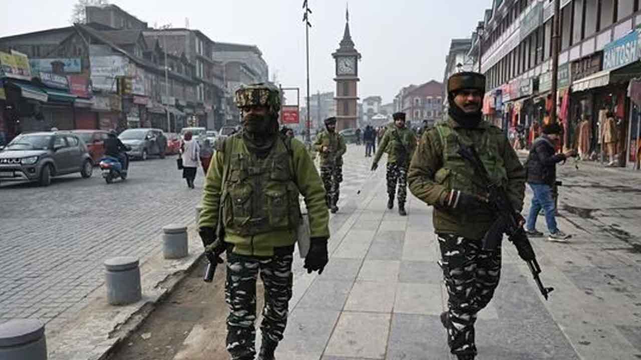 ఆర్మీ వాహనాలపై ఉగ్రవాదుల కాల్పులు