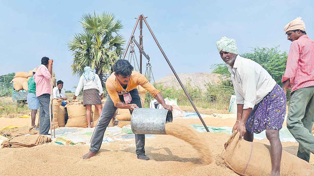 Telangana | వడ్ల పైసల్‌ రాలె.. రైతుబంధు పడలె!.. యాసంగి పంటకు పైసల్లేక అన్నదాతల ఇబ్బందులు