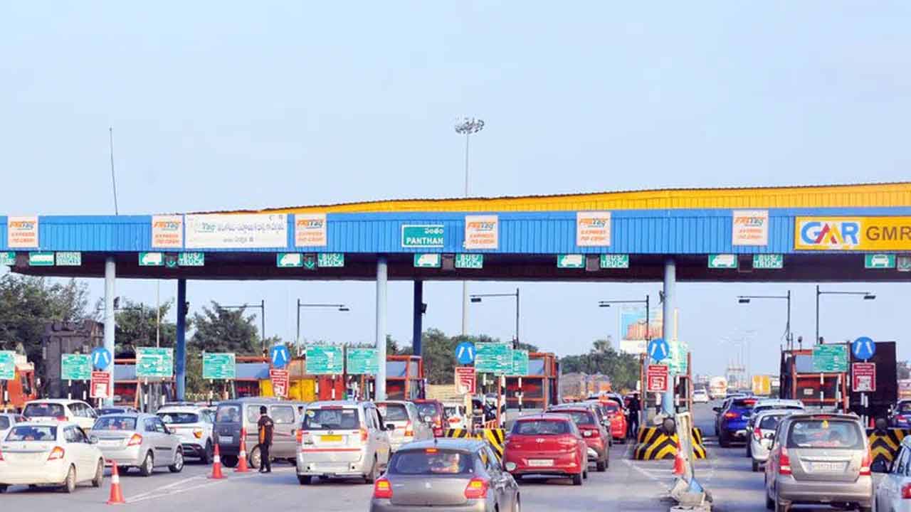 Panthangi Toll Plaza | హైదరాబాద్-విజయవాడ హైవేపై వాహనాల రద్దీ.. పంతంగి టోల్ప్లాజా వద్ద క్యూకట్టిన కార్లు