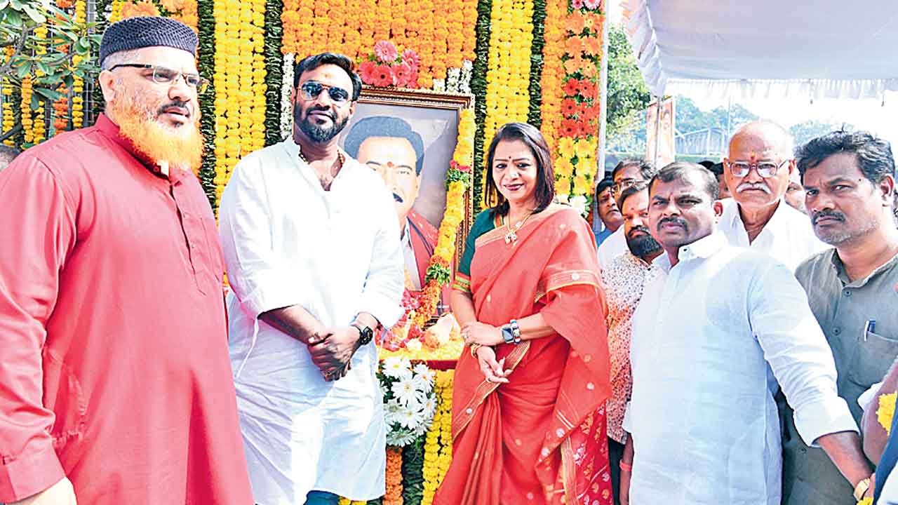 జన నేతకు ఘన నివాళి