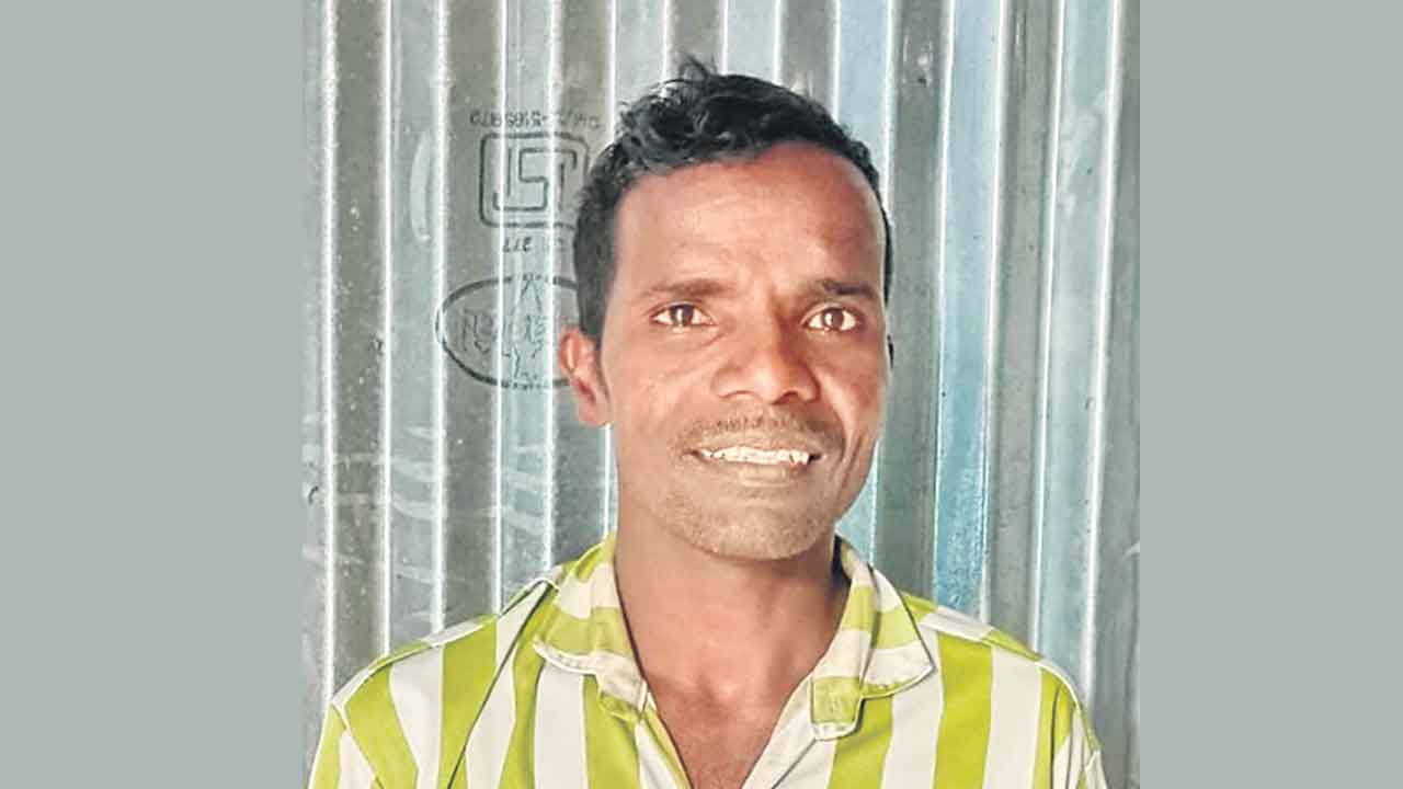 Prajapalana | భార్యతో వస్తేనే దరఖాస్తు ఇస్తాం.. ప్రజాపాలన గ్రామ సభలో యువకుడికి వింత అనుభవం