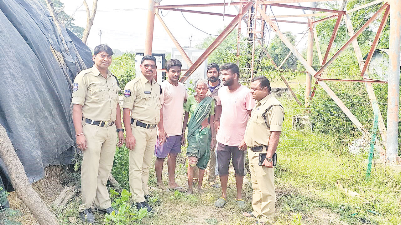 మతిస్థిమితం లేక టవరెక్కిన మహిళ