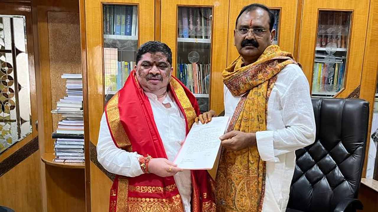 Ponnam Prabhakar | వేంకటేశ్వర స్వామిని దర్శించుకున్న మంత్రి పొన్నం ప్రభాకర్‌