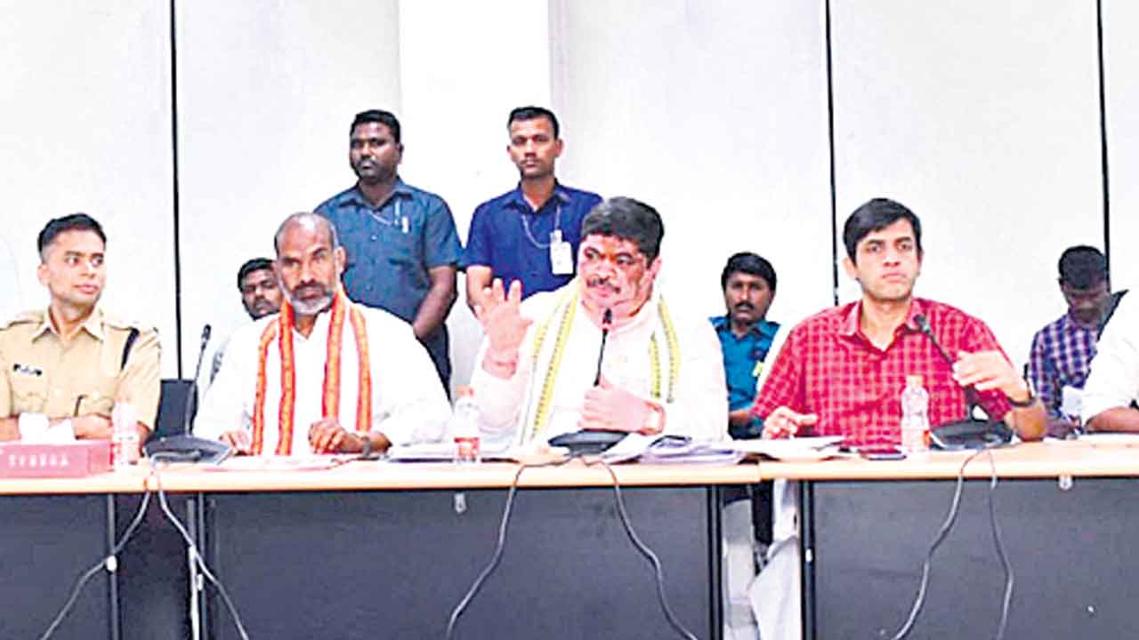 భూ కబ్జాదారులపై ఉక్కుపాదం