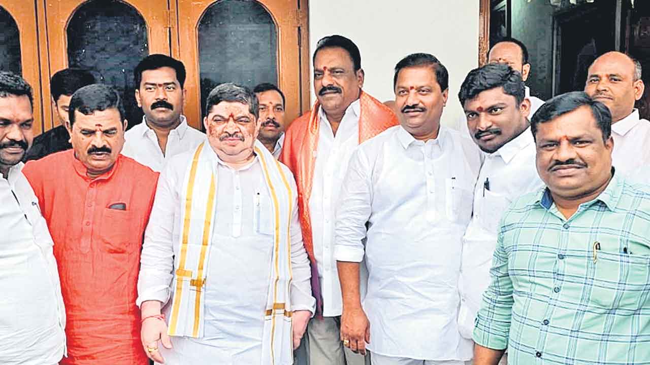 ఆలయాల వద్ద గౌడ భవనాలు