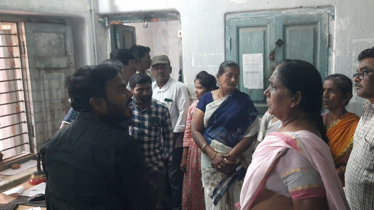 మా డబ్బులు ఇప్పించండి