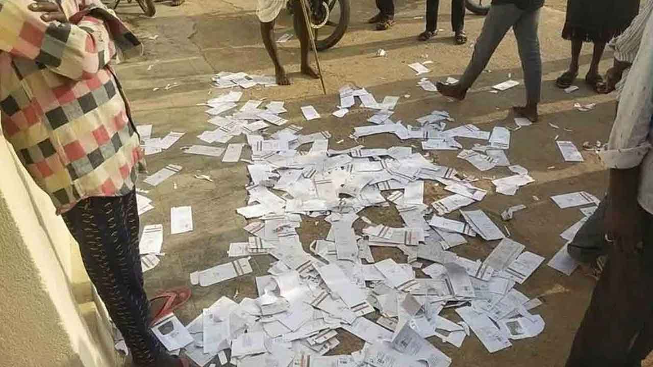 Telangana  | వికారాబాద్ జిల్లాలో చెత్తకుప్పల్లో ఆధార్ కార్డులు.. పోస్ట్మ్యాన్ సస్పెండ్