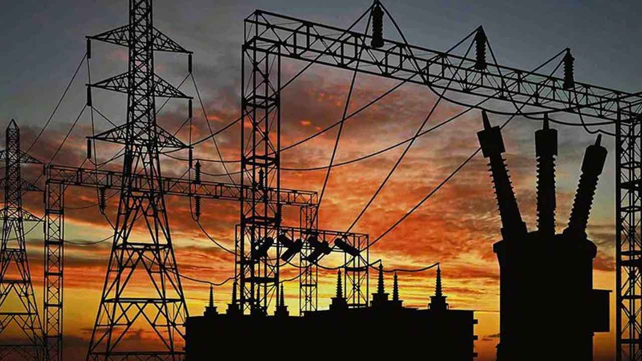 విద్యుత్తు ఒప్పందాల్లో అధికారులకు నోటీసులు