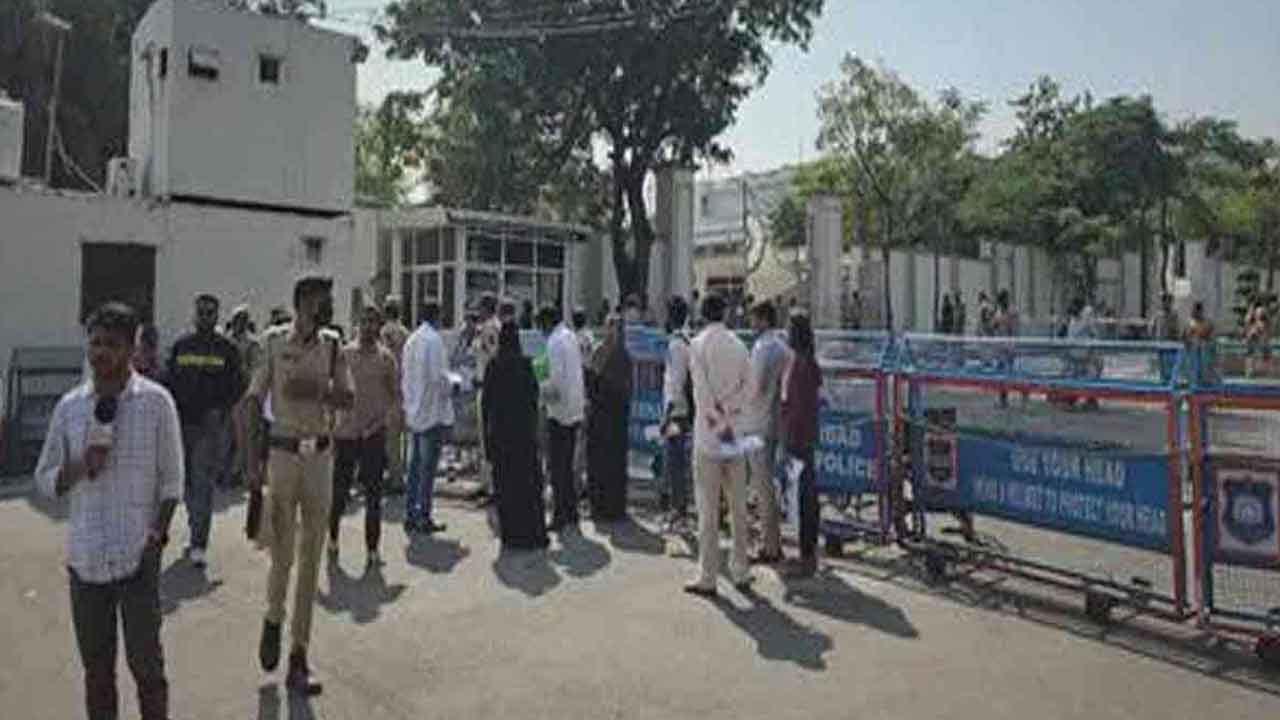 ప్రజావాణికి 1,906 వినతులు