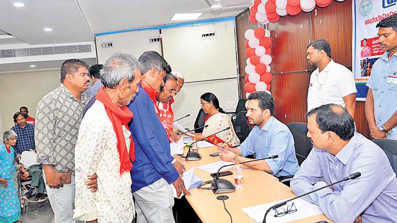 ప్రజావాణి ఫిర్యాదులను.. వెంటనే పరిష్కరించాలి