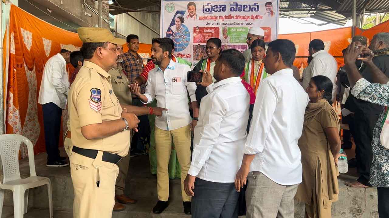 Prajapalana | అధికారులు వద్దు మేమే స్వీకరిస్తాం.. కరీంనగర్‌లో కాంగ్రెస్ నాయకుల అత్యుత్సాహం : వీడియో