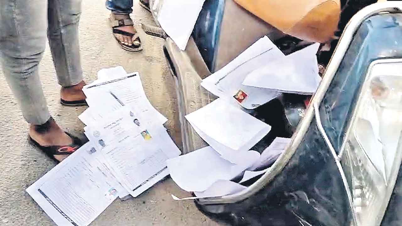 Prajapalana | తప్పెవరిది? శిక్ష ఎవరికి?.. రోడ్ల మీద ప్రజాపాలన దరఖాస్తుల చర్యలపై విమర్శల వెల్లువ