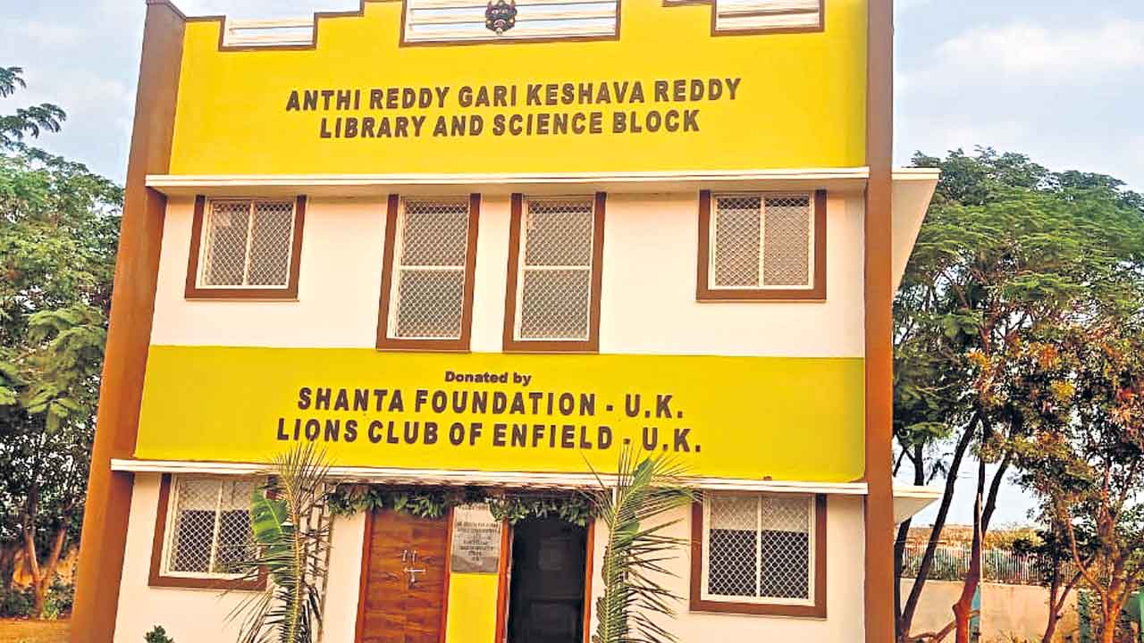 NRI | దత్తత బడి దశ మార్చారు.. సర్కారు పాఠశాలల రూపురేఖలు మార్చిన ఎన్నారైలు