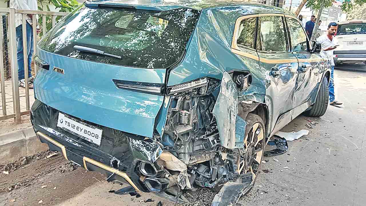 మాజీ మంత్రి కారు బీభత్సం