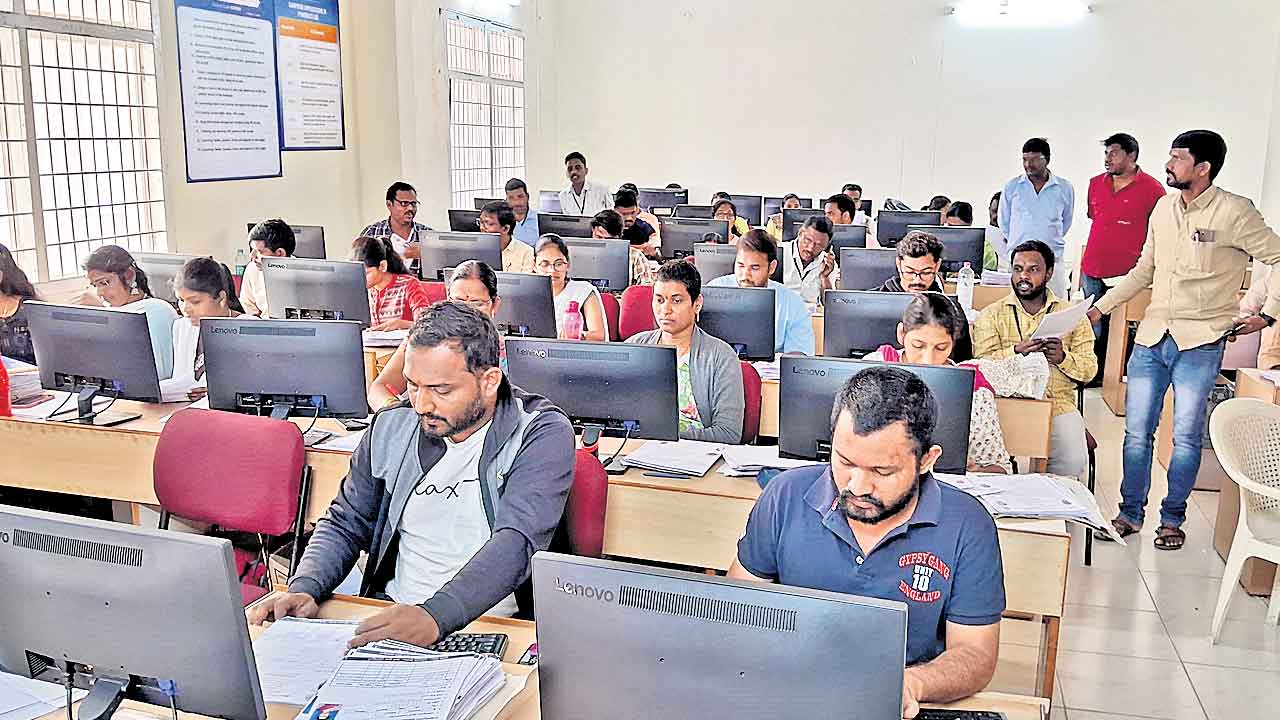 ప్రజాపాలన ప్రైవేటు ఎంట్రీ