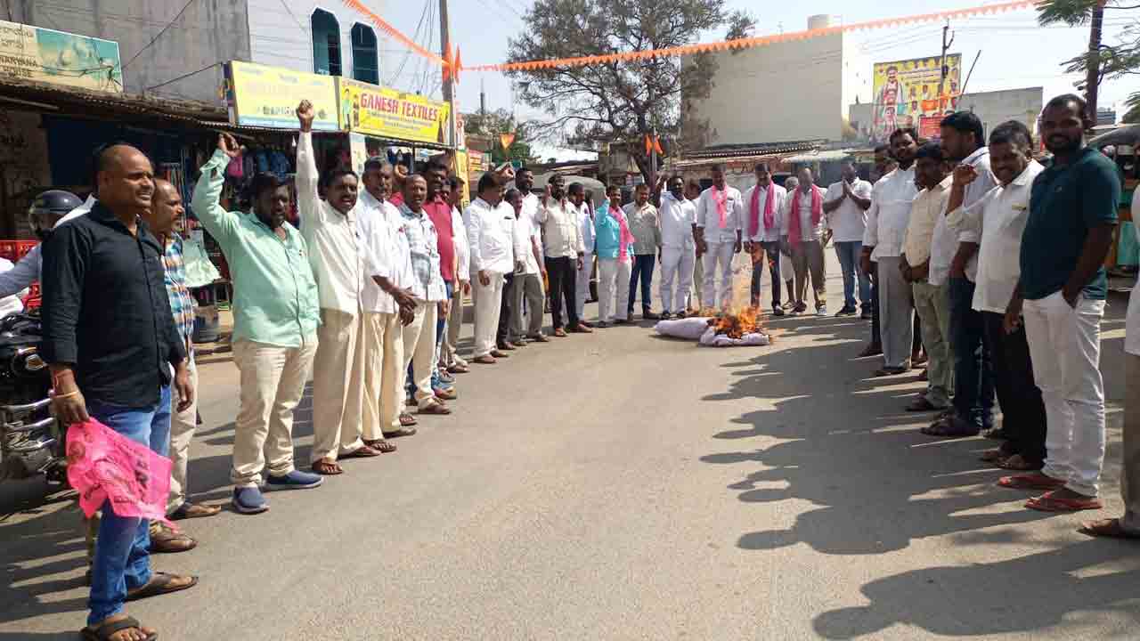 మంత్రి కోమటిరెడ్డి తీరుపై నిరసనలు