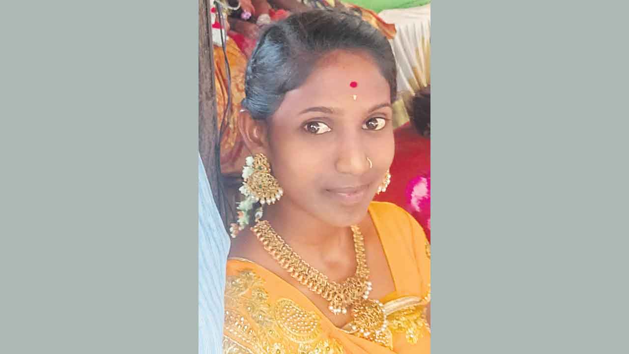 పెండ్లి బృందంపై కారెక్కించిన కిరాతకుడు