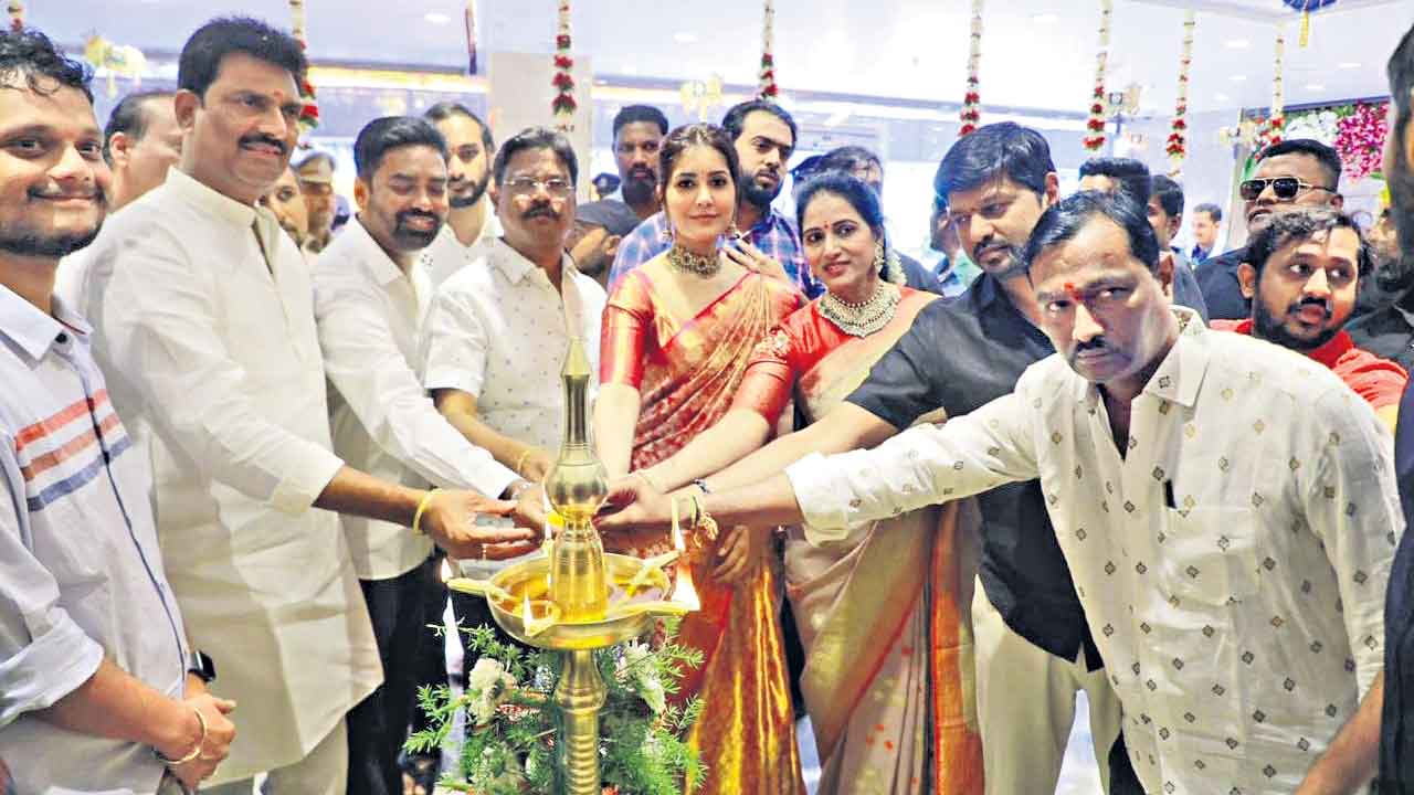 మాంగళ్య మాల్‌ను ప్రారంభించిన రాశిఖన్నా