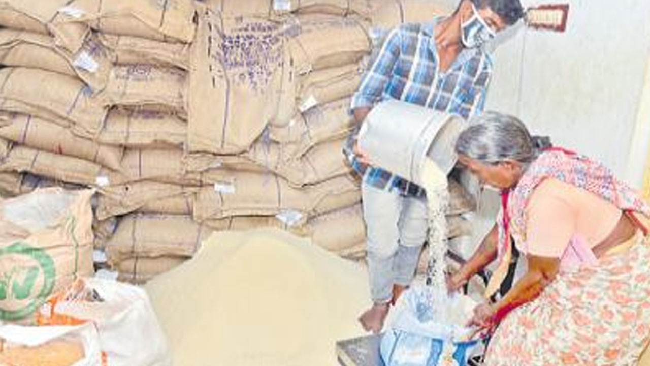 రేషన్‌ బియ్యం పంపిణీలో అక్రమాలకు పాల్పడితే కఠిన చర్యలు