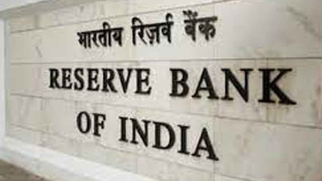మూడు బ్యాంక్‌లకు రిజర్వ్‌ బ్యాంక్‌ షాక్‌