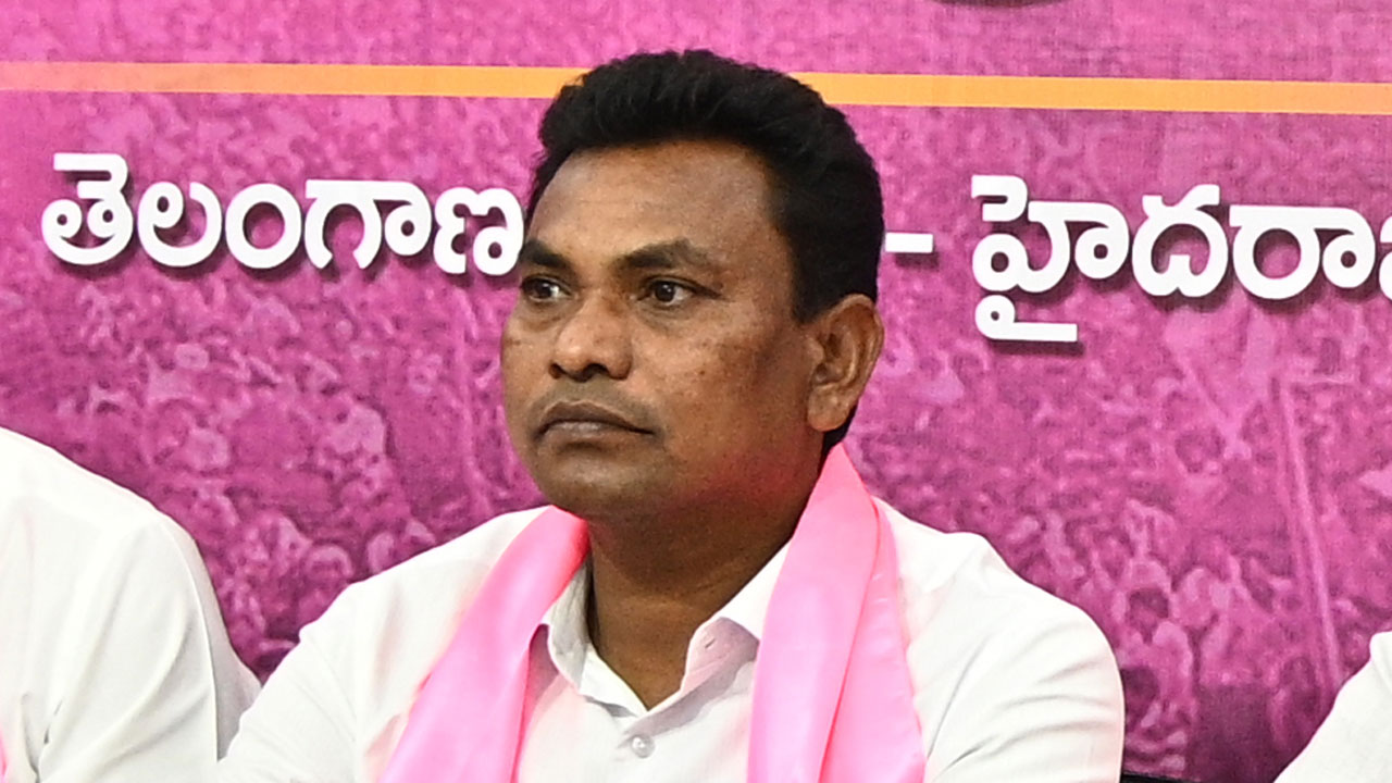 Rega Kantha Rao | రోడ్డుమీద ప్రజాపాలన దరఖాస్తులంటే సిగ్గుండాలి : రేగా కాంతారావు