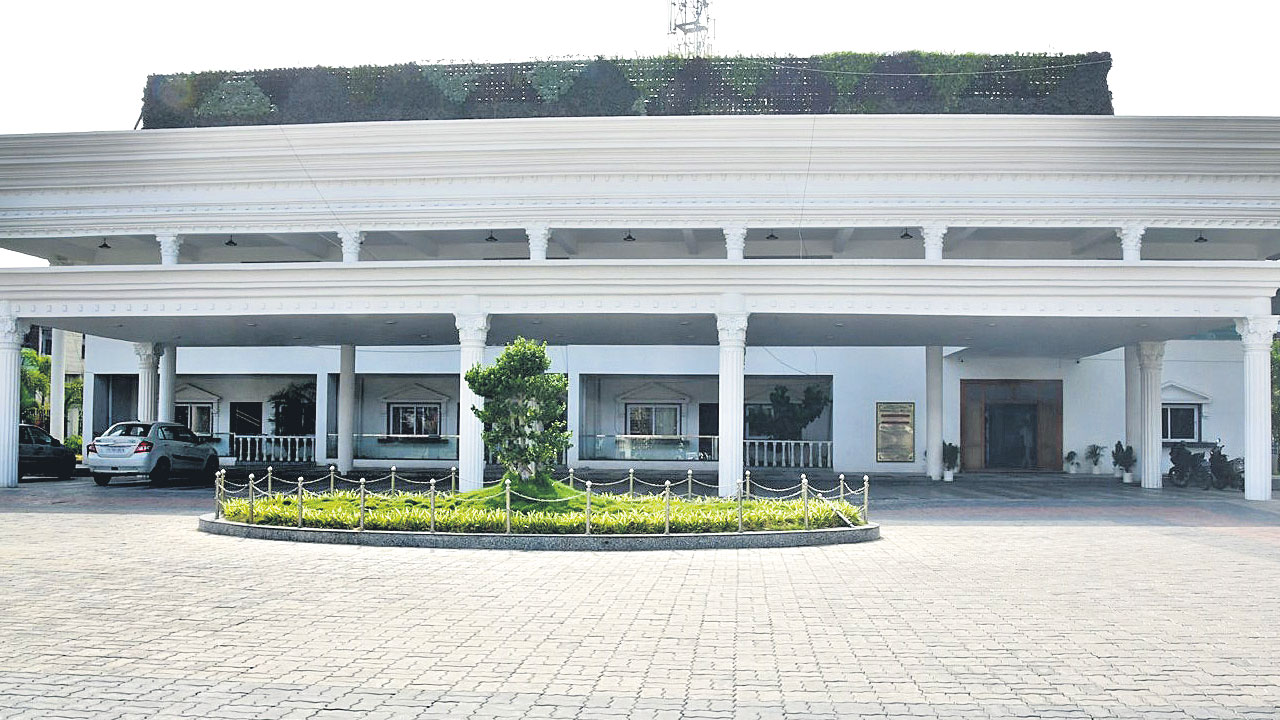 అభివృద్ధిపైనా కక్షసాధింపా..