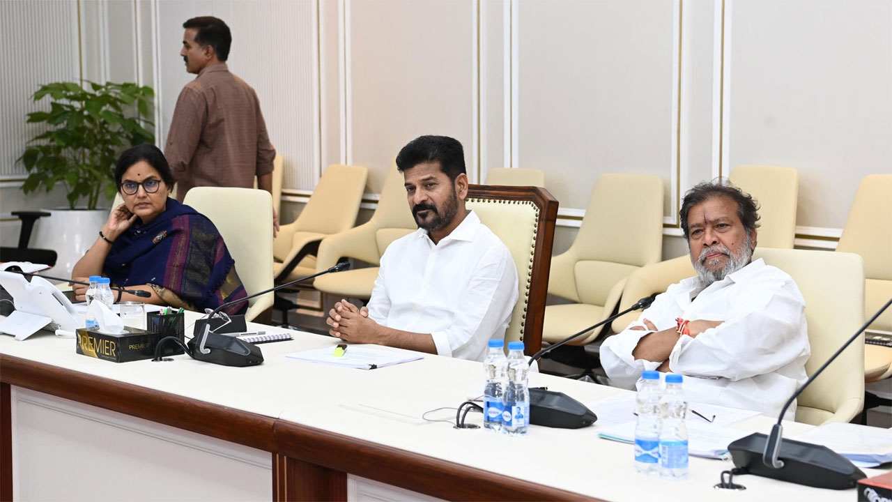 Ration Cards | ఆరోగ్యశ్రీ, తెల్ల రేషన్‌ కార్డులపై సీఎం రేవంత్‌ రెడ్డి కీలక ఆదేశాలు!