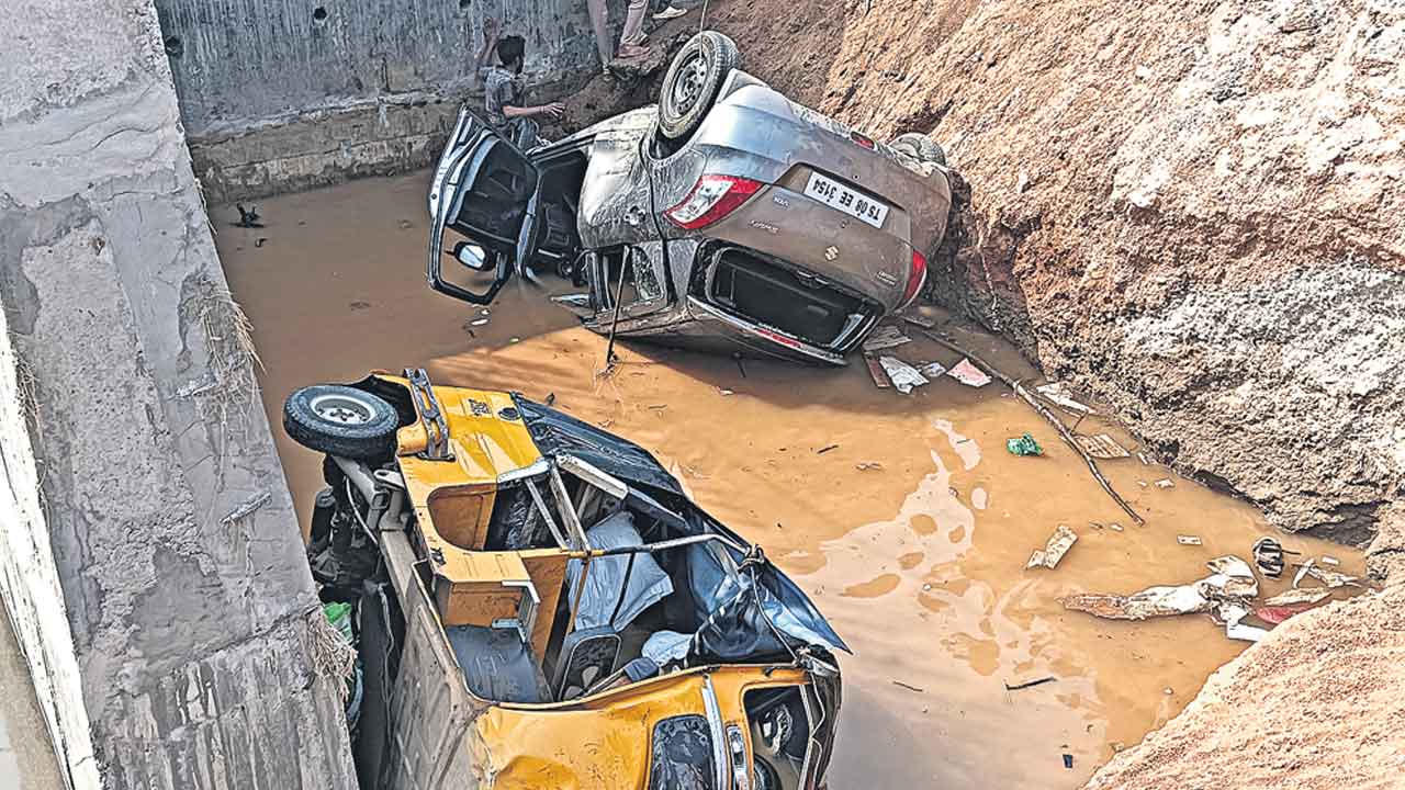 ఒకటివెనుక ఒకటి ఢీకొని.. కల్వర్టులో పడి