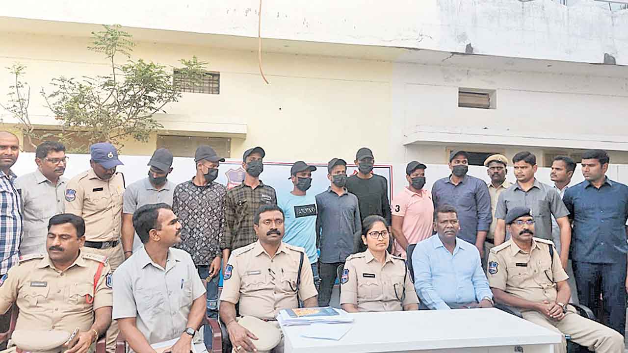 రౌడీషీటర్‌ హత్య కేసులో నిందితుల అరెస్టు