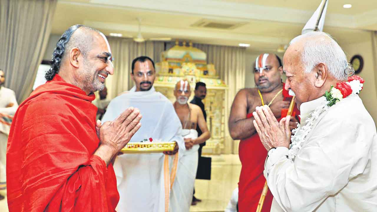 చినజీయర్‌ను కలిసిన ఆరెస్సెస్‌ చీఫ్‌