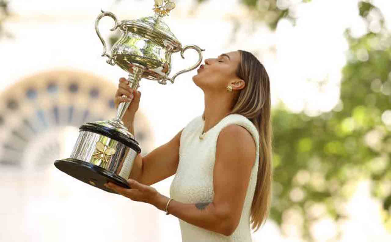 Aryna Sabalenka | గ్రాండ్‌స్లామ్ ట్రోఫీతో ఫొటోషూట్.. తెల్ల‌ని గౌనులో మెరిసిపోయిన స‌బలెంక‌