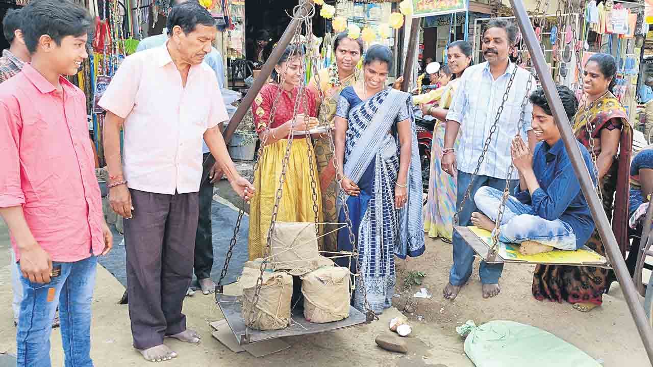 Medaram Jatara | మేడారం జాతర షురూ.. నెల ముందు నుంచే వనదేవతలకు మొక్కులు చెల్లించుకుంటున్న భక్తులు