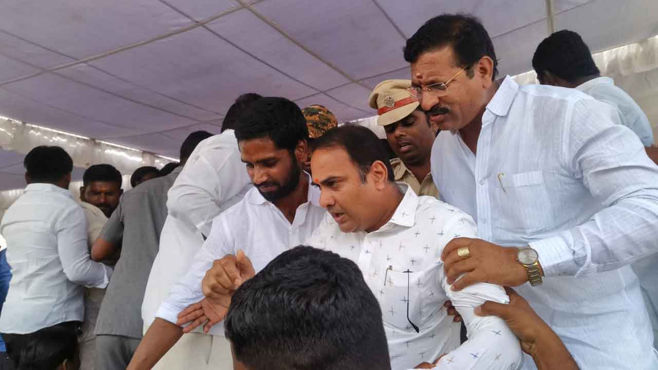 Sandeep Reddy | మంత్రి ఎదుటే జడ్పీ చైర్మన్ సందీప్ రెడ్డి పై కాంగ్రెస్ గుండాల దాడి : వీడియో