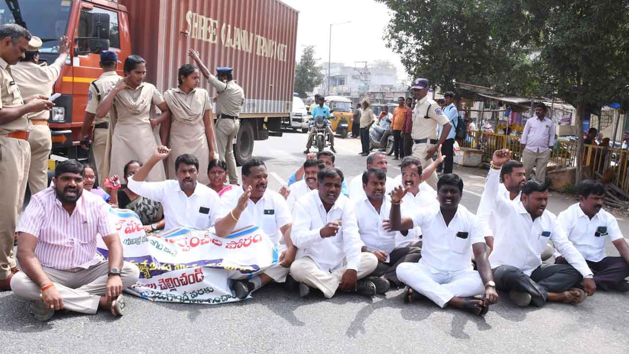 Sarpanchs | పెండింగ్‌ బిల్లులు విడుదల చేయకపోతే పార్లమెంట్‌ ఎన్నికల్లో బుద్ధి చెబుతాం