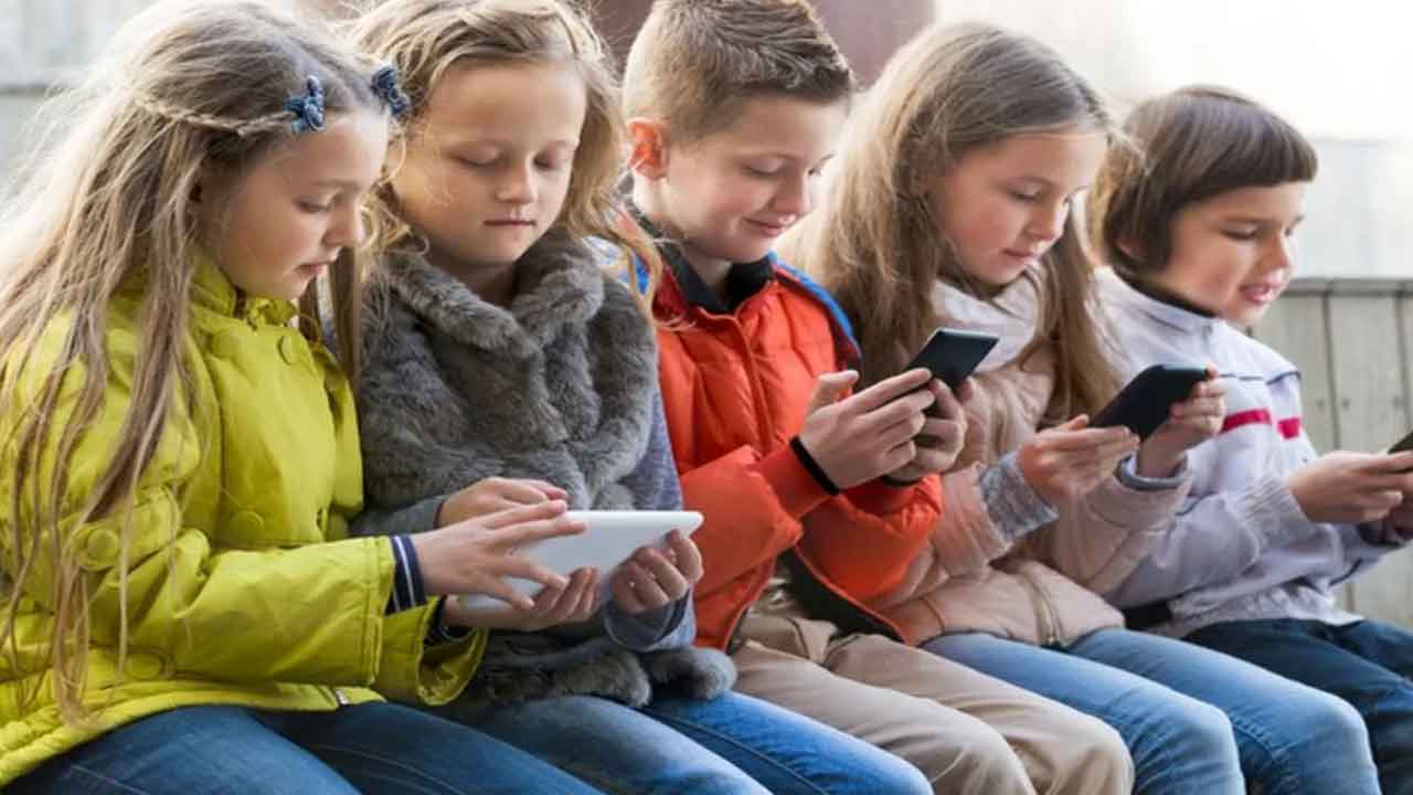 Screen Time | పిల్లలు గంటల తరబడి ఫోన్లు, టీవీలకు అతుకుపోతున్నారా.. అయితే ఇలా చేయండి?