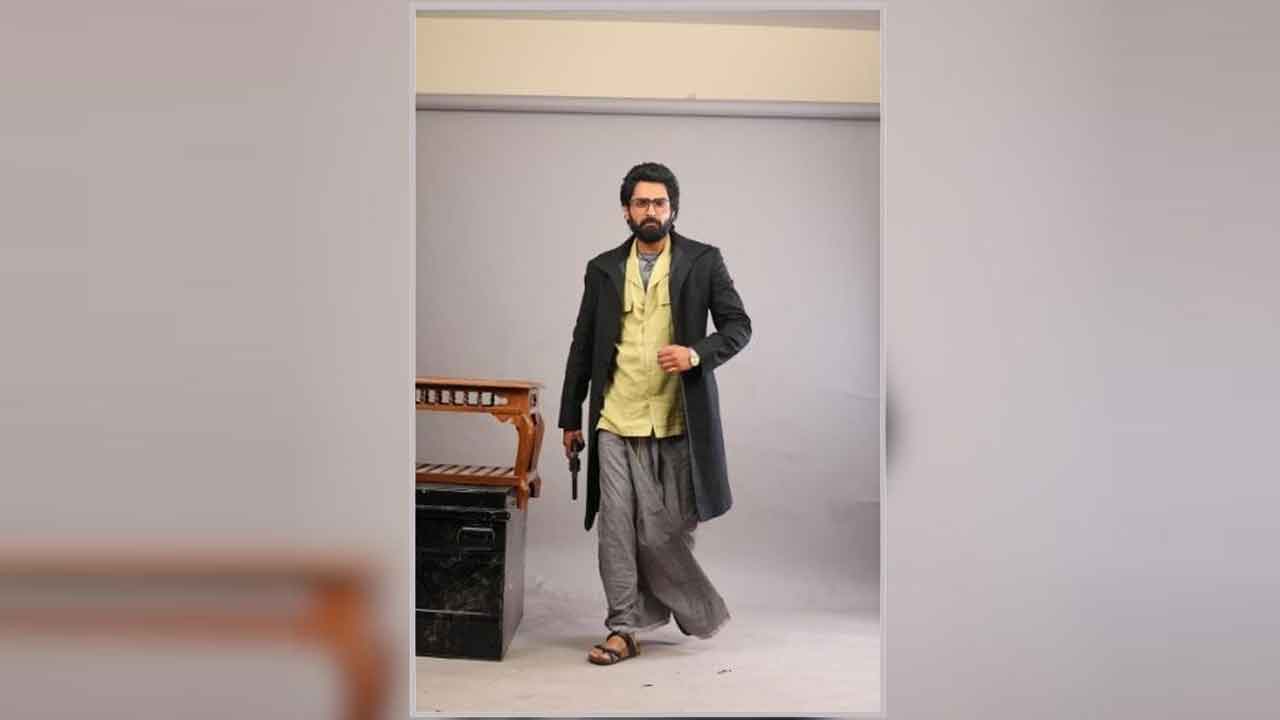 దర్శకుడి లిరిక్స్‌తో టైటిల్‌ సాంగ్‌