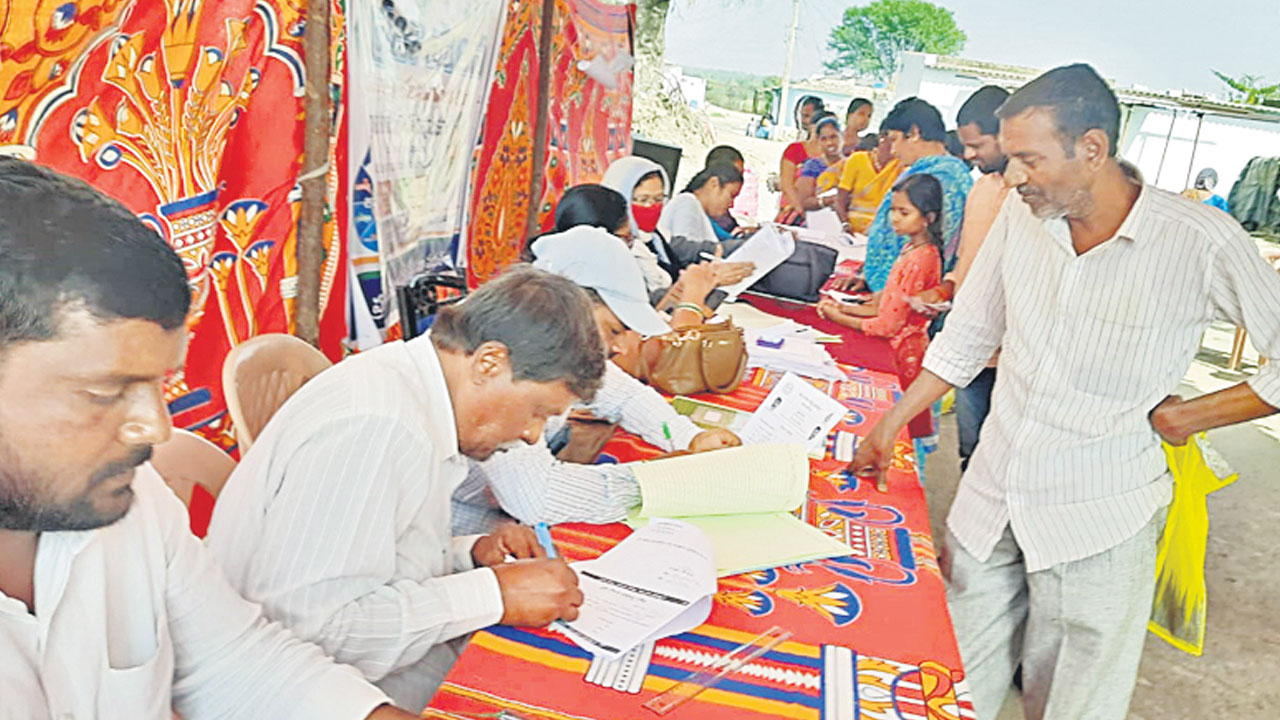 దరఖాస్తుల వెల్లువ