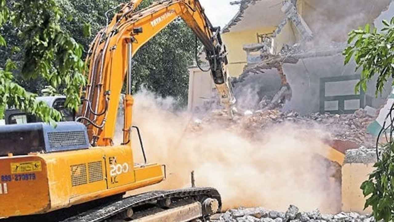 సోమనాథ్‌ ట్రస్ట్‌ భూముల్లో గుడిసెలు కూల్చివేత