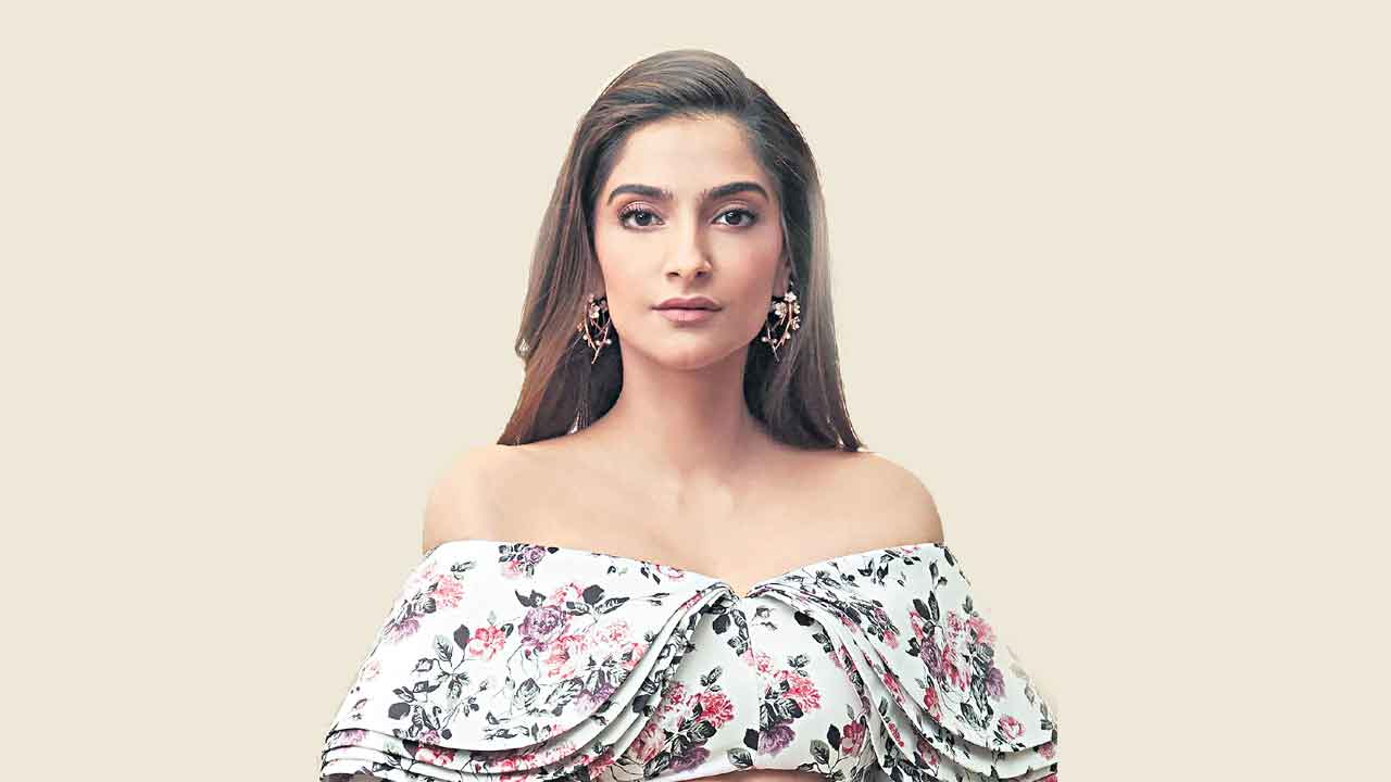 Sonam Kapoor | రొటీన్‌కు భిన్నంగా ఉండటం నాకు నచ్చదు: సోనమ్‌ కపూర్‌