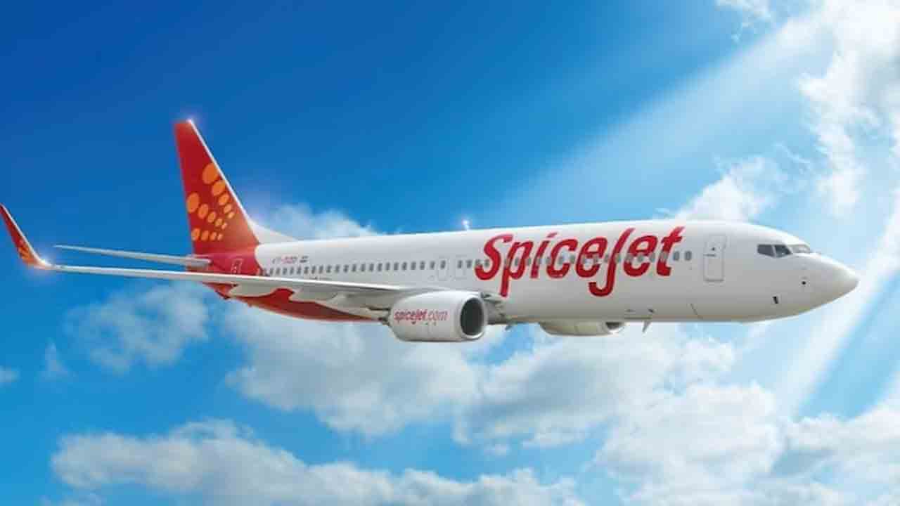 Spicejet | గాల్లో విమానం.. టాయిలెట్‌లో ఇరుక్కున్న ప్ర‌యాణికుడు