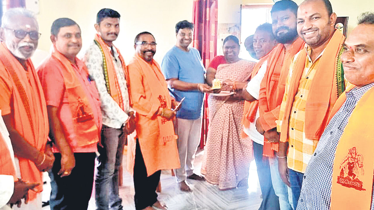 జిల్లా న్యాయమూర్తికి అయోధ్య అక్షింతలు