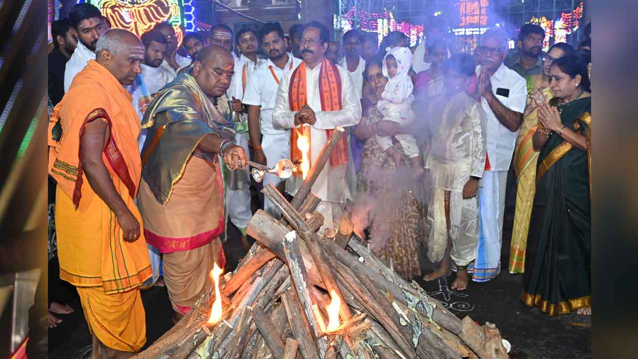 Srisailam | శ్రీశైలంలో సంప్రదాయబద్ధంగా భోగి మంటలు