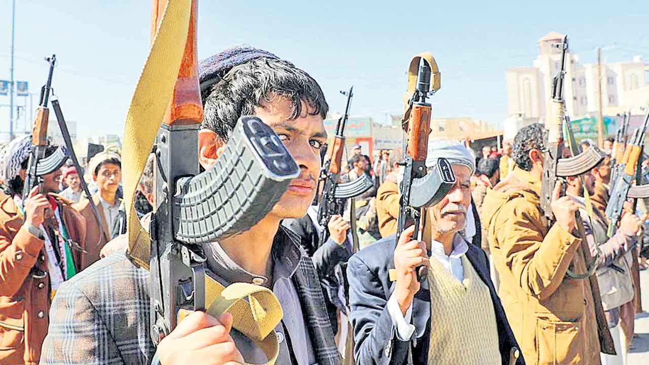 హౌతీ సైనిక స్థావరాలపై దాడులు