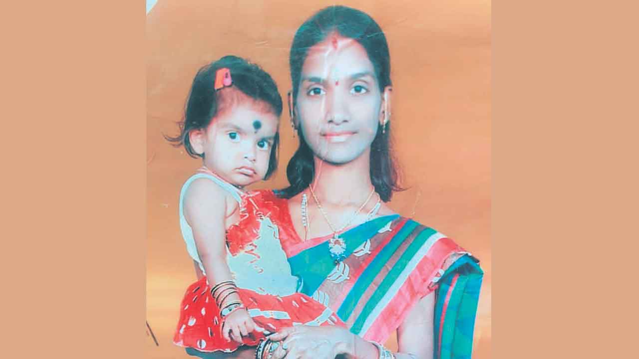 Hyderabad | అనుమానంతో కట్టుకున్న భార్యనే కడతేర్చాడు.. కత్తితో తల, మొండెం వేరు